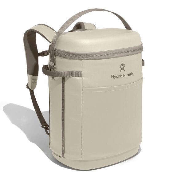 carryouttm-backpack-22-l-d7 18pco114-carryout-backpack-22l-oat-angled_1.jpg