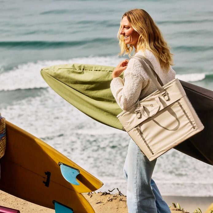 carryouttm-soft-cooler-tote-20-l-z0 hf_carryout_bouwer_d1_l1_torrey_pines_lifestyle_1142_1_1.jpg