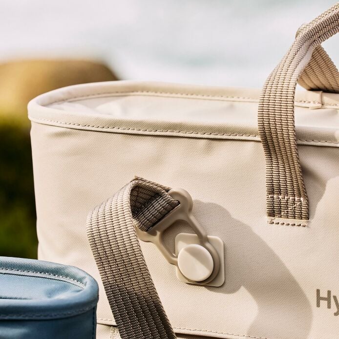 carryouttm-soft-cooler-tote-20-l-z0 hf_carryout_bouwer_d1_l1_torrey_pines_still_life_0123_9.jpg